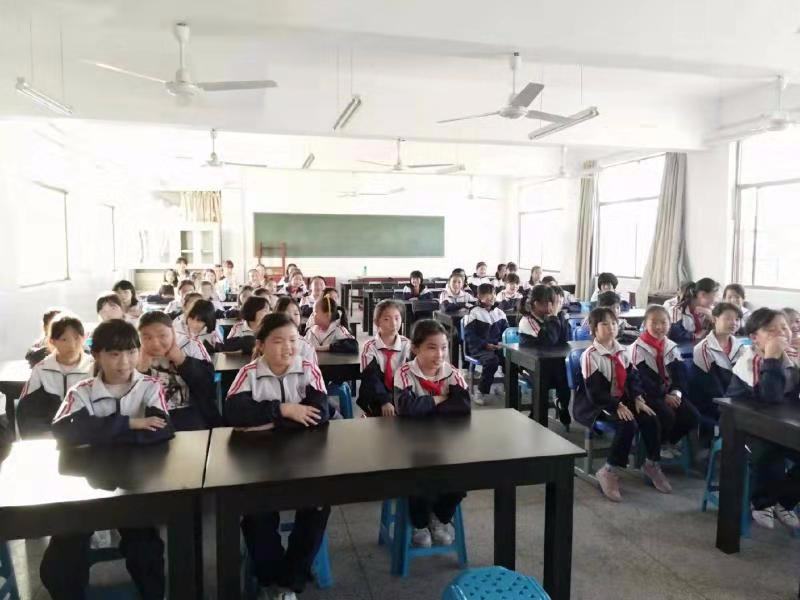 關(guān)愛女生，呵護(hù)成長——2018年下學(xué)期 《女生青春期生理衛(wèi)生保健》講座